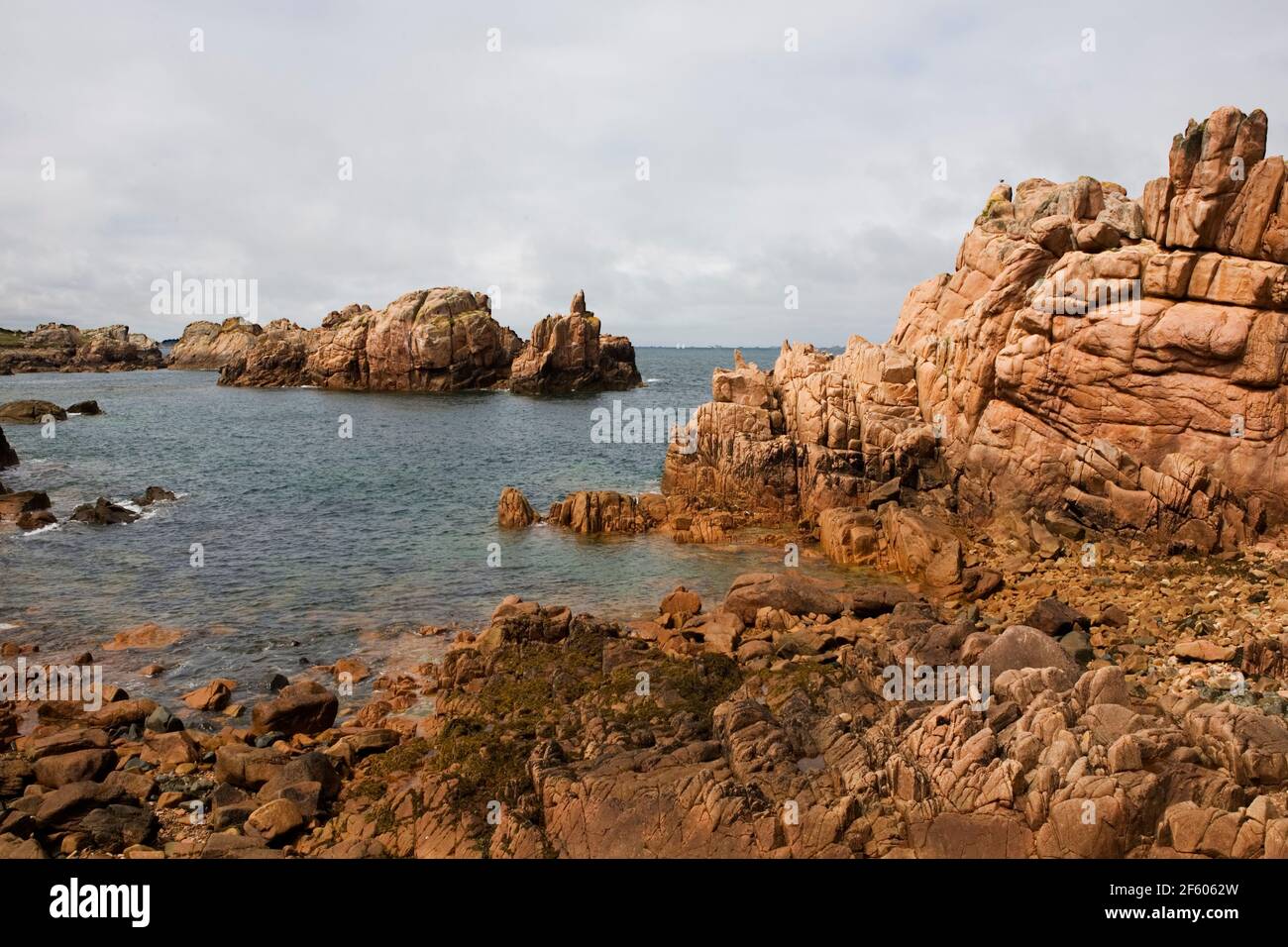 Eine felsige See, Westküste der Île-de-Bréhat, Côtes d'Armor, Bretagne, Frankreich, in der Nähe der Phare du Paon im äußersten Norden der Insel Stockfoto