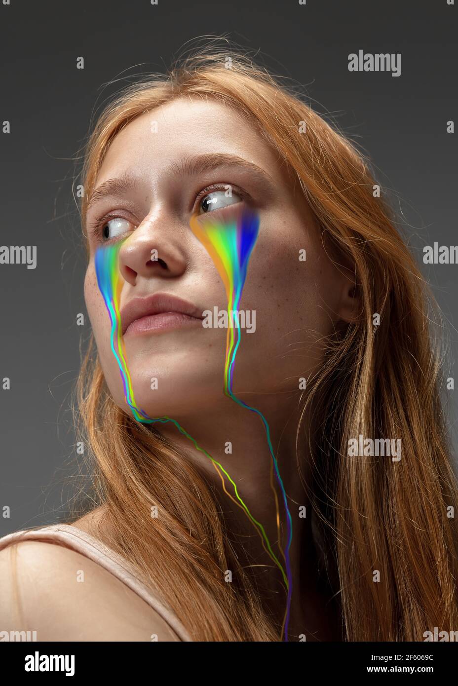 Porträt einer jungen schönen Frau mit Neon, fließende Tränen aus den Augen. Konzept von Mode und Schönheit, Emotionen und Gefühle, modernes Design Stockfoto