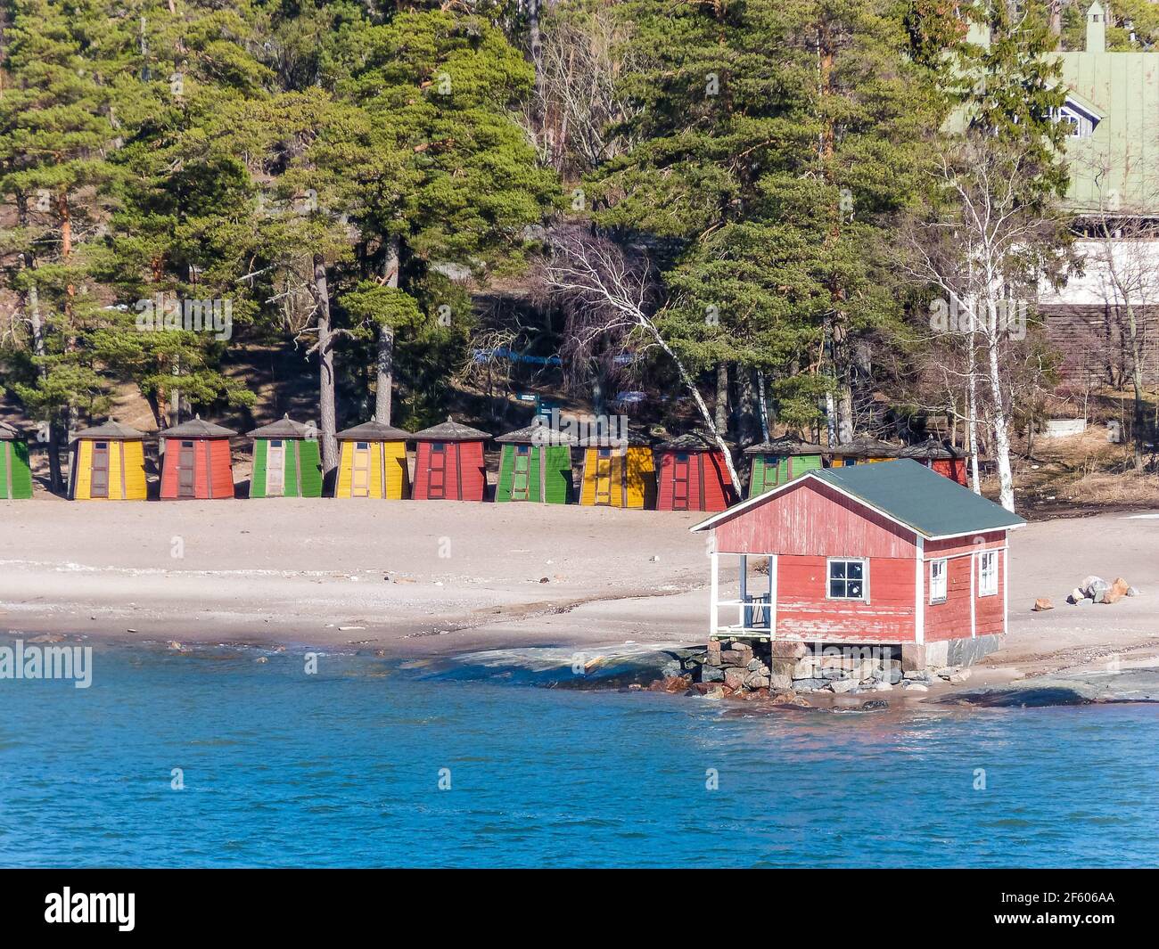 Bunte Holzhäuser in schweden an einer Küste Stockfoto