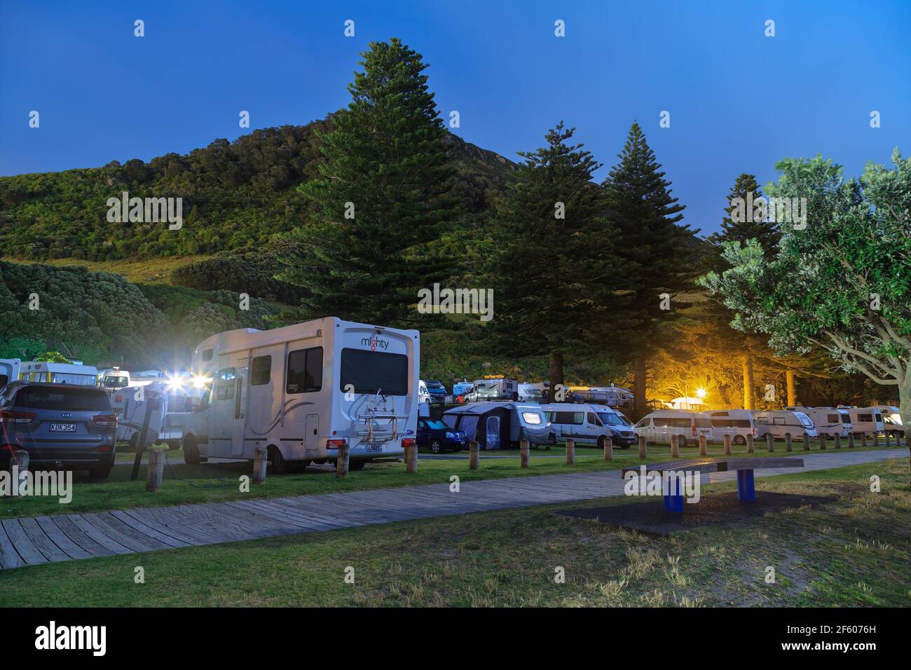 Ein Wohnwagenpark am Fuße des Mount Maunganui, Neuseeland, fotografiert bei Nacht Stockfoto