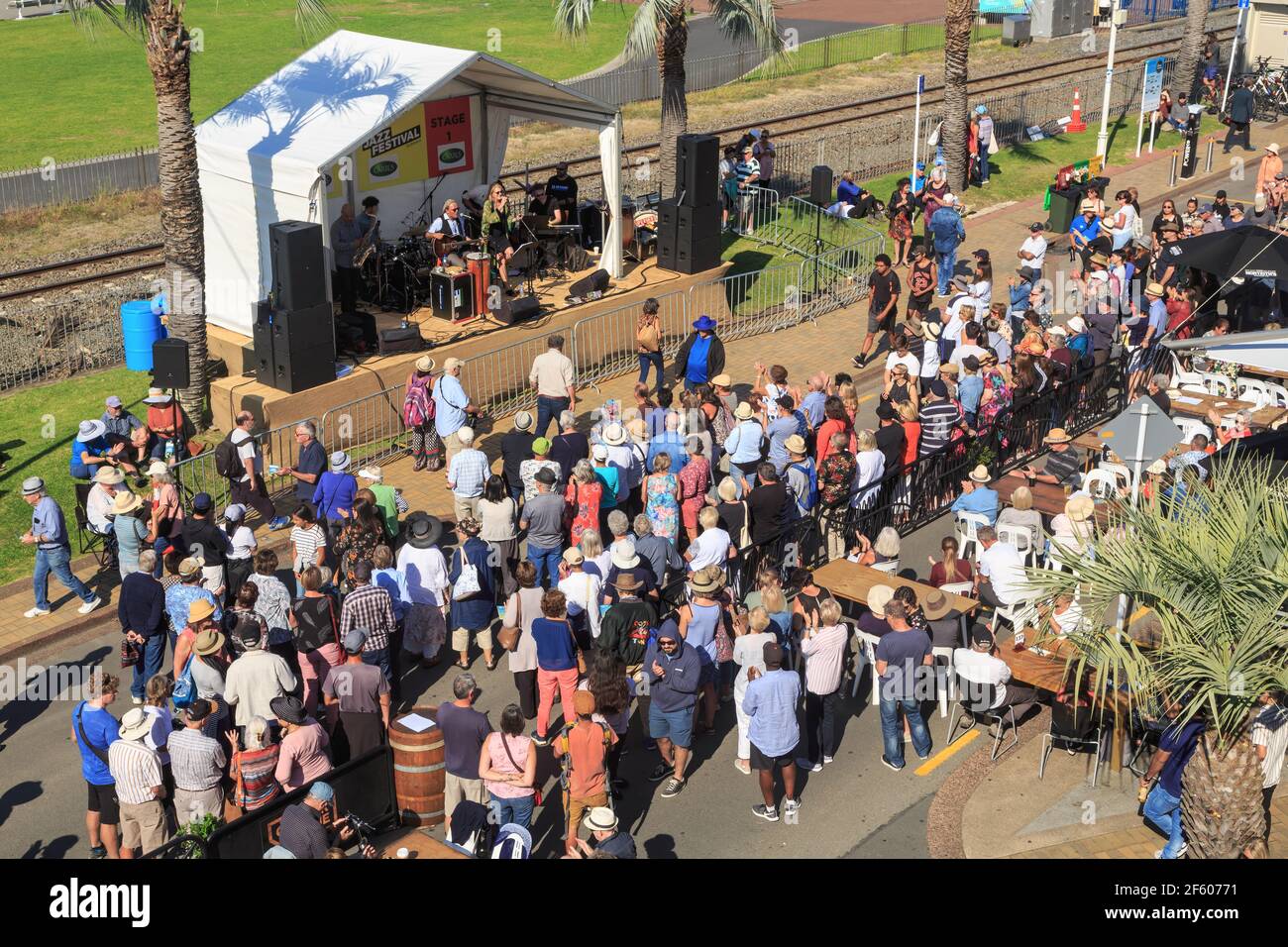 Eine Menge Leute, die während des National Jazz Festival 2019 in Tauranga, Neuseeland, eine Musikaufführung im Freien beobachten Stockfoto