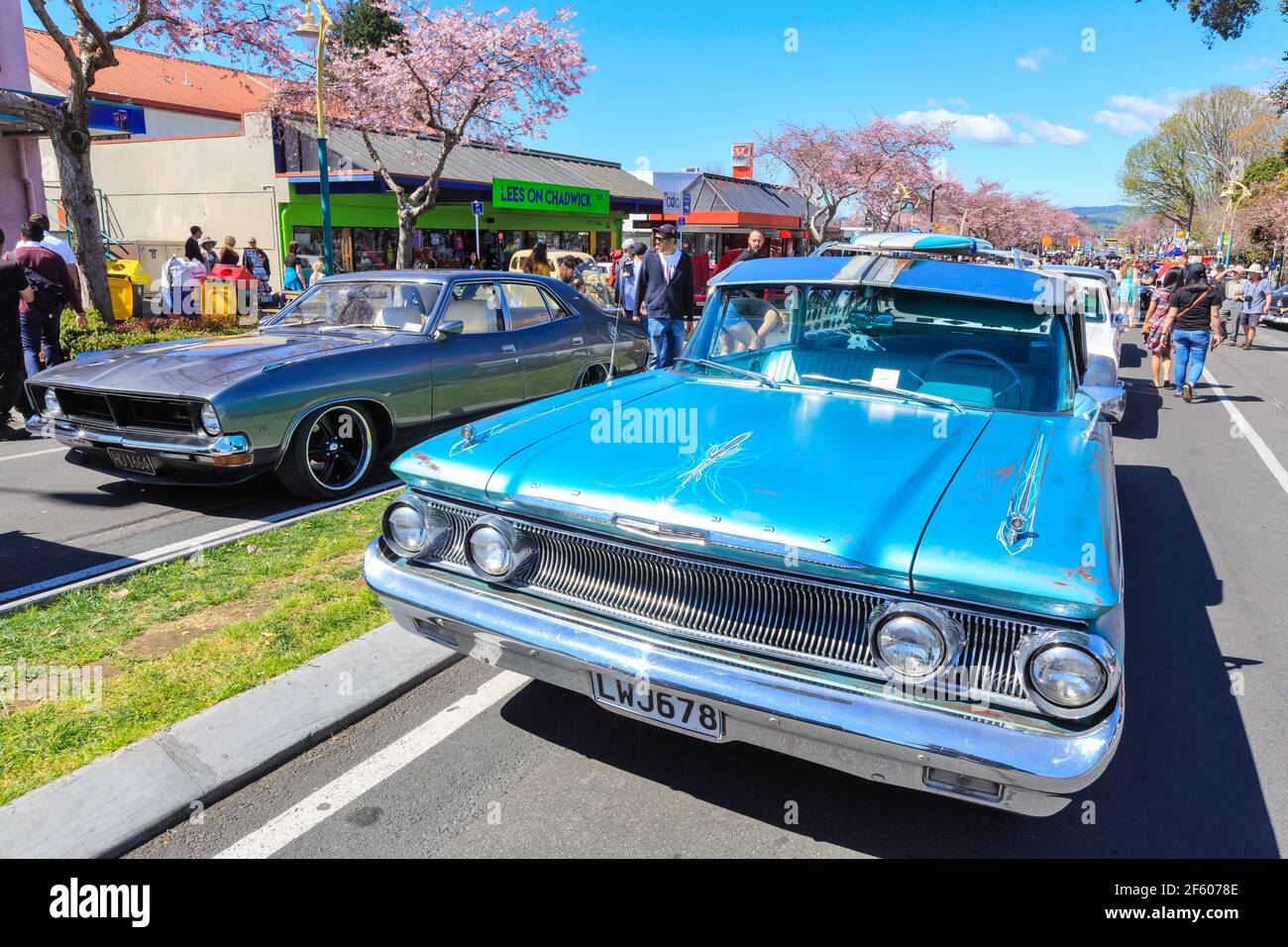 Oldtimer auf einer Autolaumesse im Freien. Ein blauer 1960 Mercury Commuter neben einem lila 1973 Ford Fairmont Stockfoto