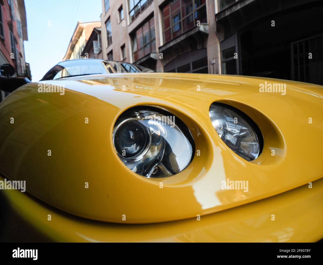 Gelber Alfa Romeo Spider GTV Cabriolet-Roadster Stockfoto
