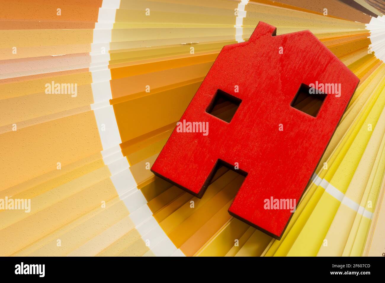 Hausmodell auf einer Farbpalette für Renovierungsmalerei. Stockfoto