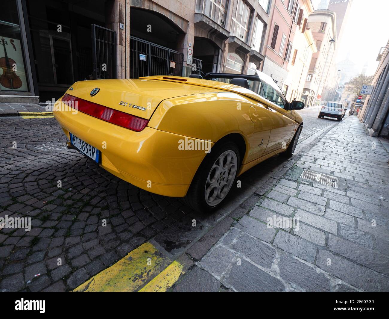 Gelber Alfa Romeo Spider GTV Cabriolet-Roadster Stockfoto