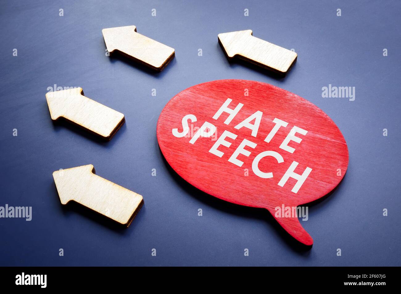 Hate Speech-Konzept. Zitatblase und Pfeile. Stockfoto