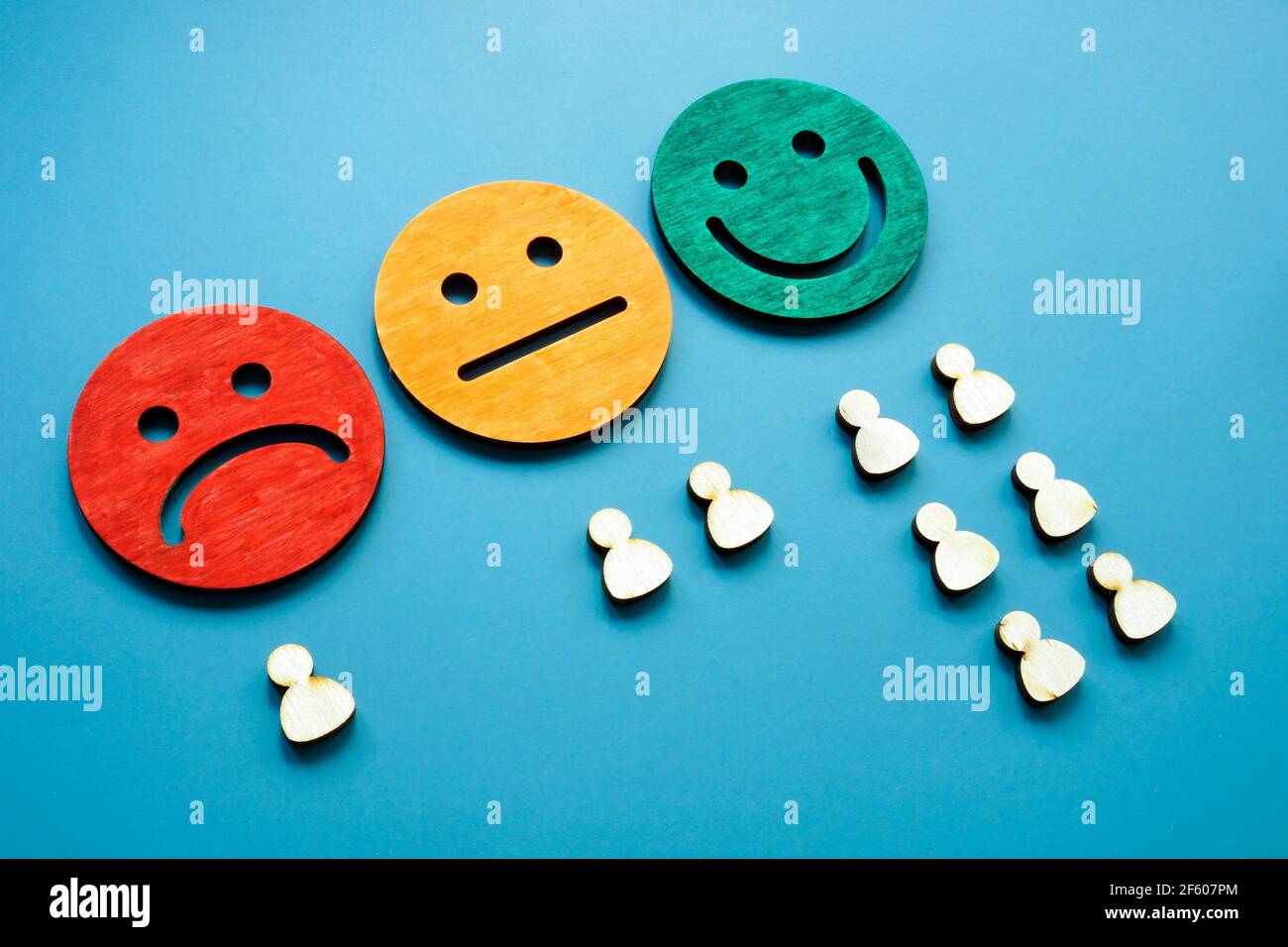 Konzept der Kundenzufriedenheitsumfrage. Lächeln Gesichter und Figuren. Stockfoto