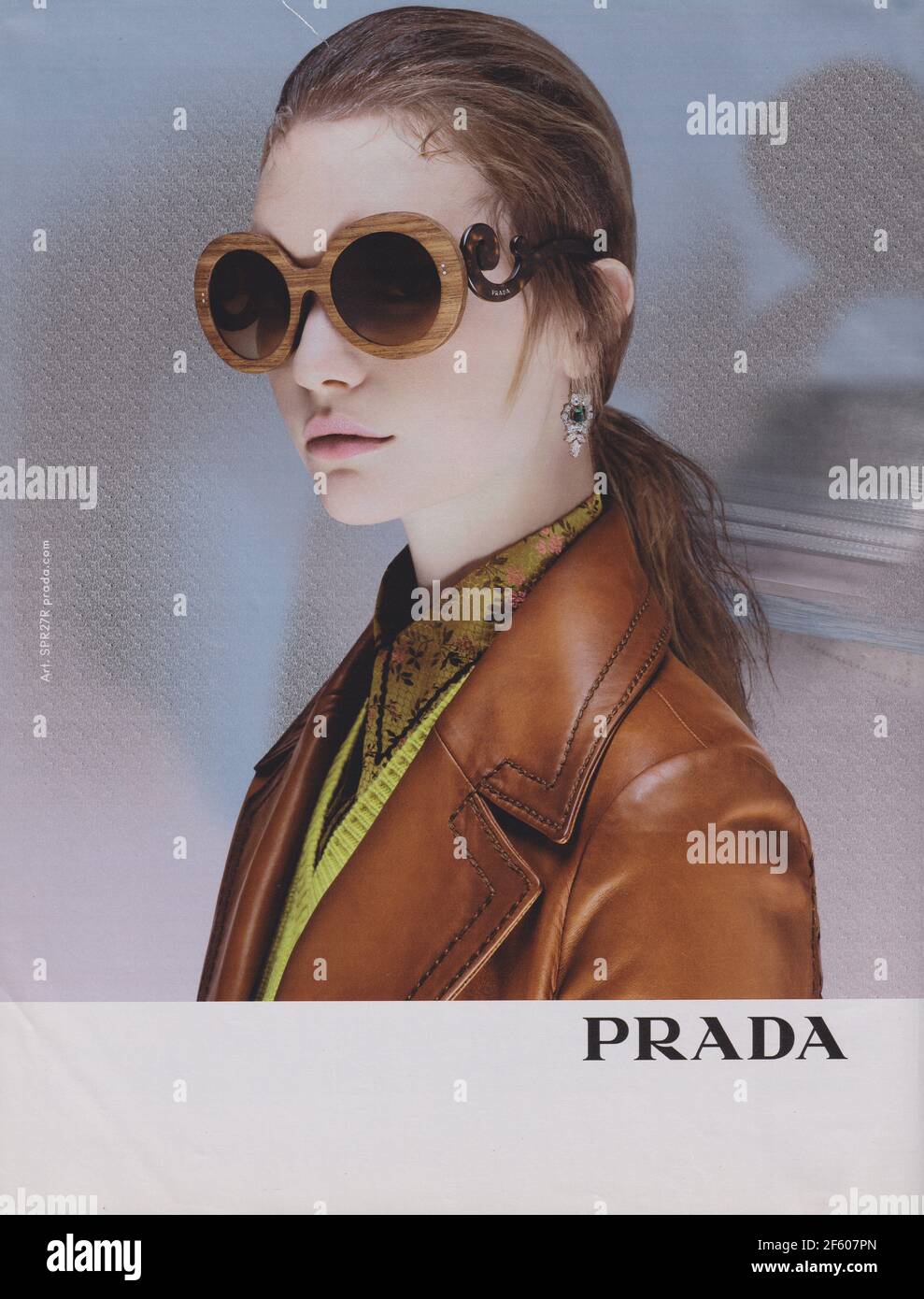 Plakat Werbung PRADA Modehaus mit Gemma ward in Papiermagazin von 2015 Jahr, Anzeige, kreative PRADA Anzeige von 2010er Jahren Stockfoto