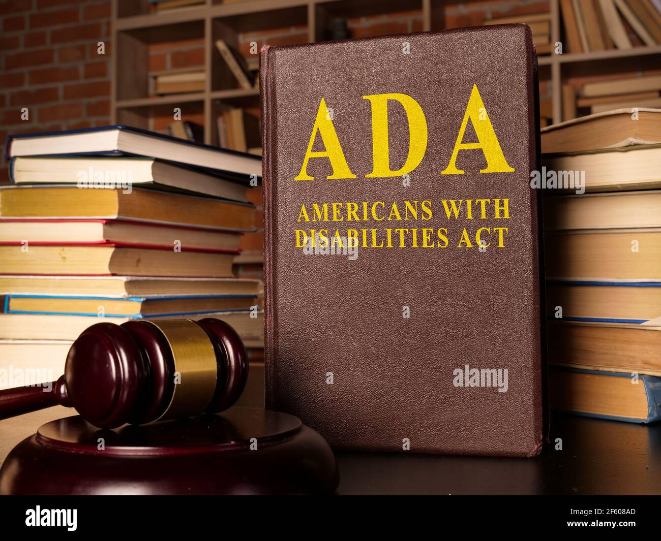 Gavel und Americans with Disabilities Act ADA Buch mit Dokumenten. Stockfoto