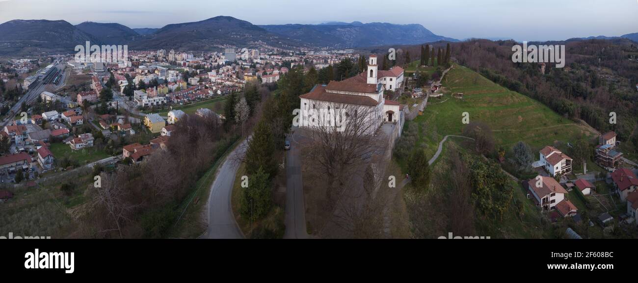 Panorama der Kirche von Kostanjevica mit Nova Gorica, Blick von Drone, Stadt auf der linken Seite. Stockfoto