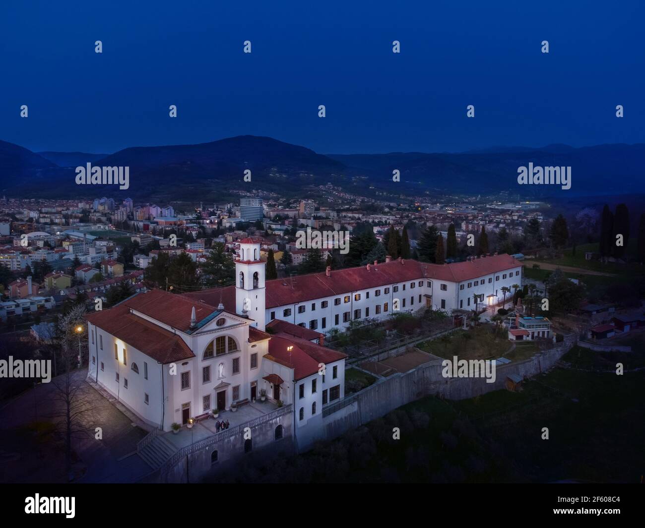 Luftaufnahme der Kirche von Kostanjevica mit Nova Gorica. Blick Von Drone, Stadt Dahinter. Stockfoto