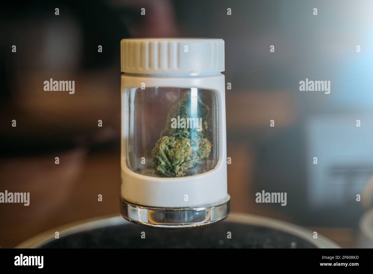 Hanf oder Cannabis in weißem Rohr in Coffee Shop in Amsterdam, Nahaufnahme. Stockfoto