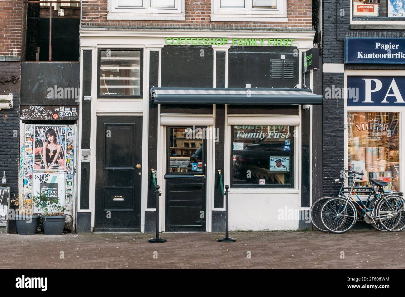 AMSTERDAM, NIEDERLANDE - März 2020: Amsterdam Coffee Shop, spezieller Markt für den Handel mit Cannabis oder Hanf, Niederlande. Stockfoto