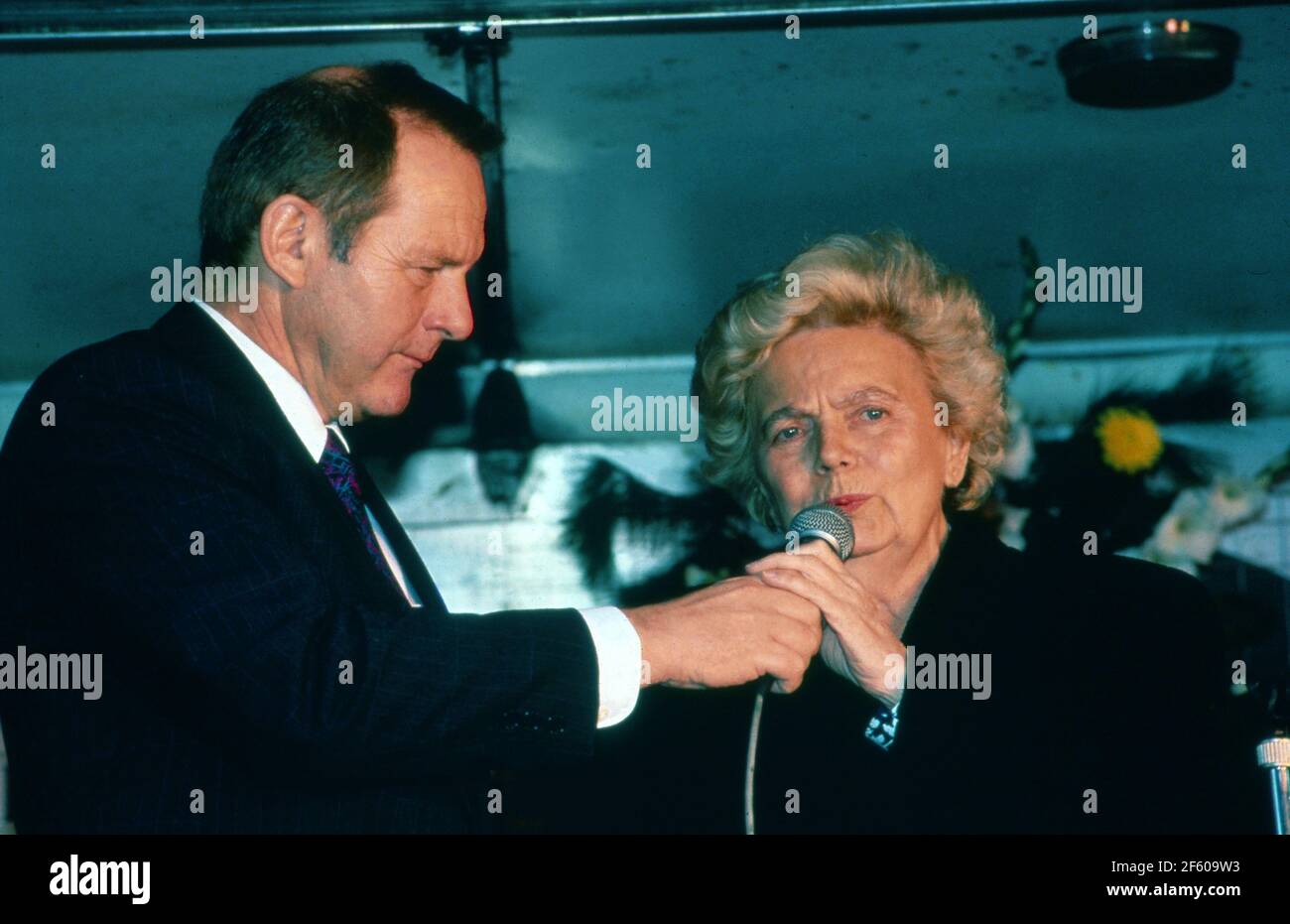 Autogrammstunde mit Heidi Kabel für die Aktion 'rettet die Robben' im Schnelsen-Center in Hamburg, Deutschland 1988. Stockfoto