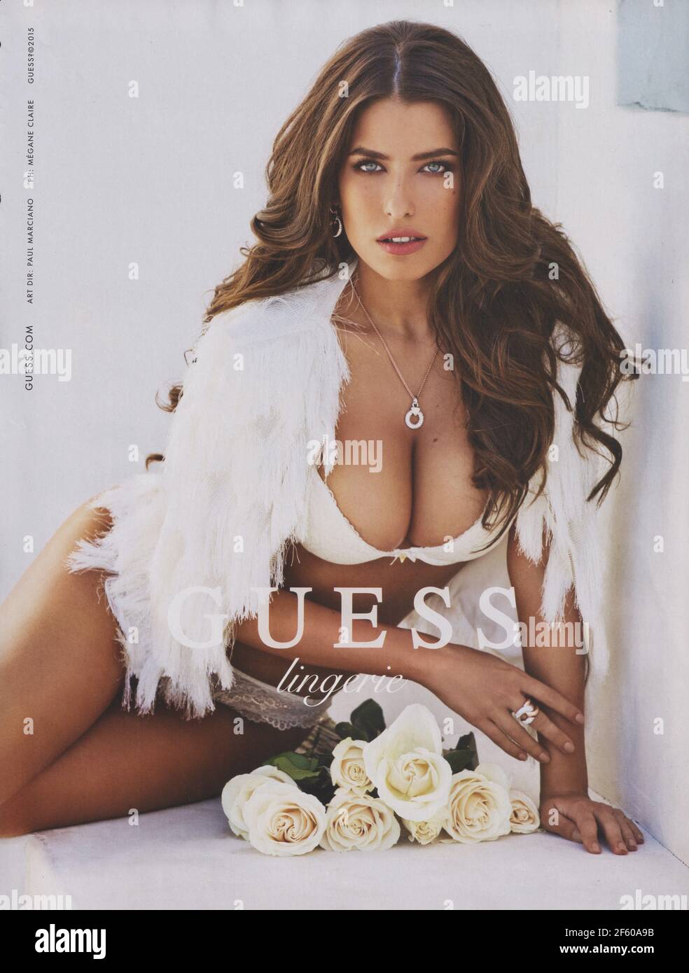 Poster-Werbung GUESS in Papiermagazin aus 2015 Jahren, Werbung, kreative GUESS-Anzeige aus den 2010er Jahren Stockfoto
