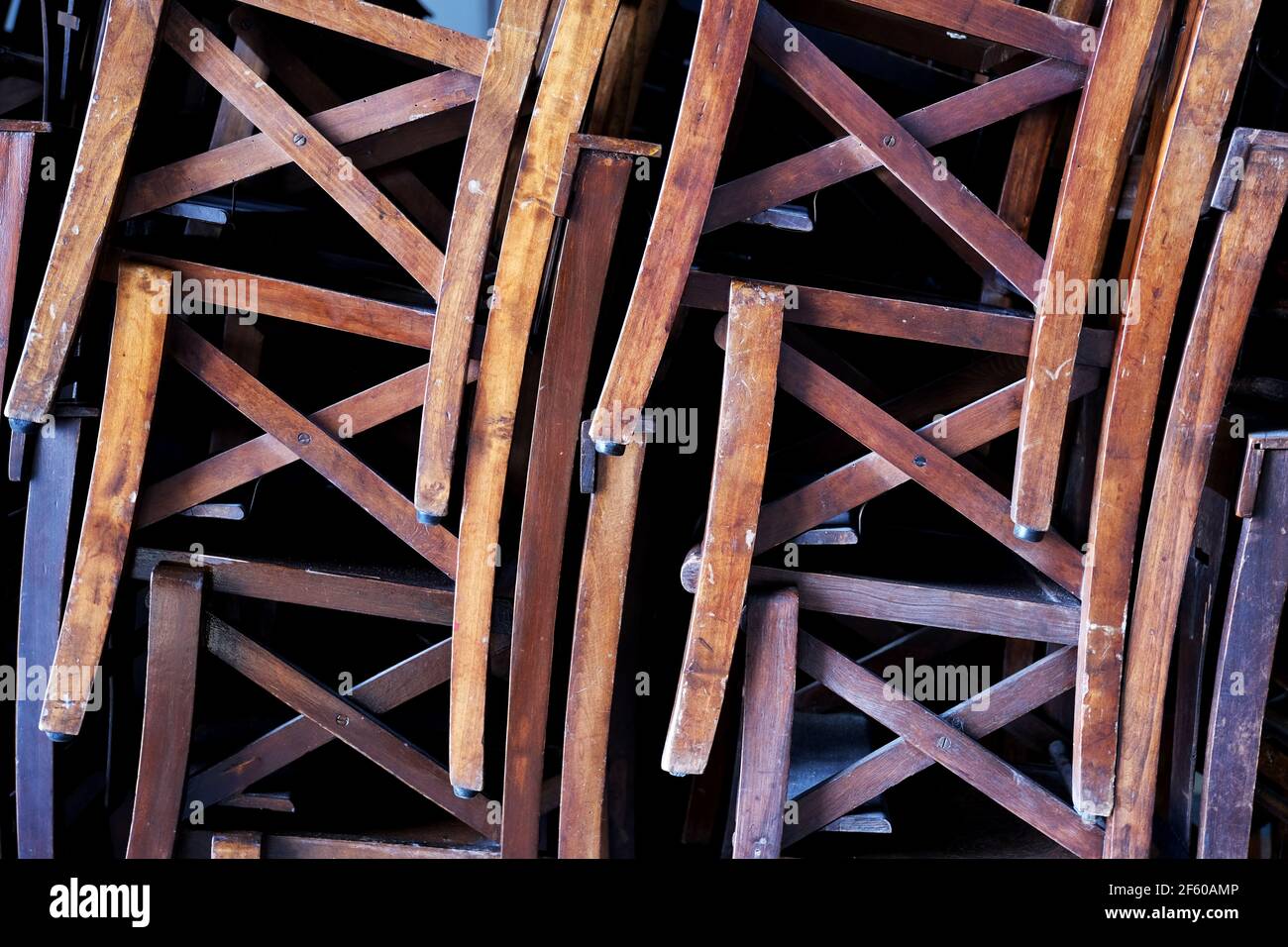 Gestapelte Holzstühle Stockfoto