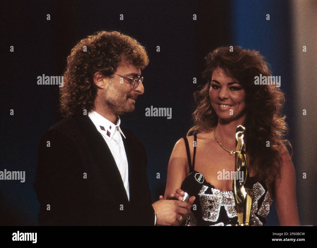 Produkt Michael Cretu mit Ehefrau Sandra bei der Verleihung des Fernsehpreises 'Goldene Europa' in Saarbrücken, Deutschland 1992. Stockfoto