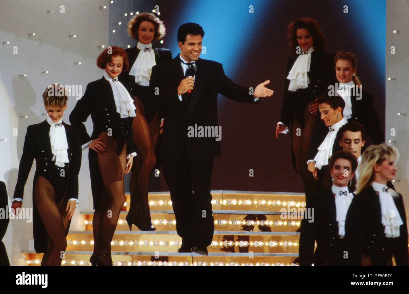 Moderator Karsten Speck und das Ballett bei der Verleihung des Fernsehpreises 'Goldene Europa' in Saarbrücken, Deutschland 1992. Stockfoto