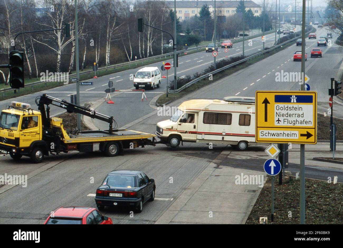 Abschlitten eines Wohnmobils nach einem Chemieunfall beim Unternehmen Hoechst, Deutschland 1993. Stockfoto
