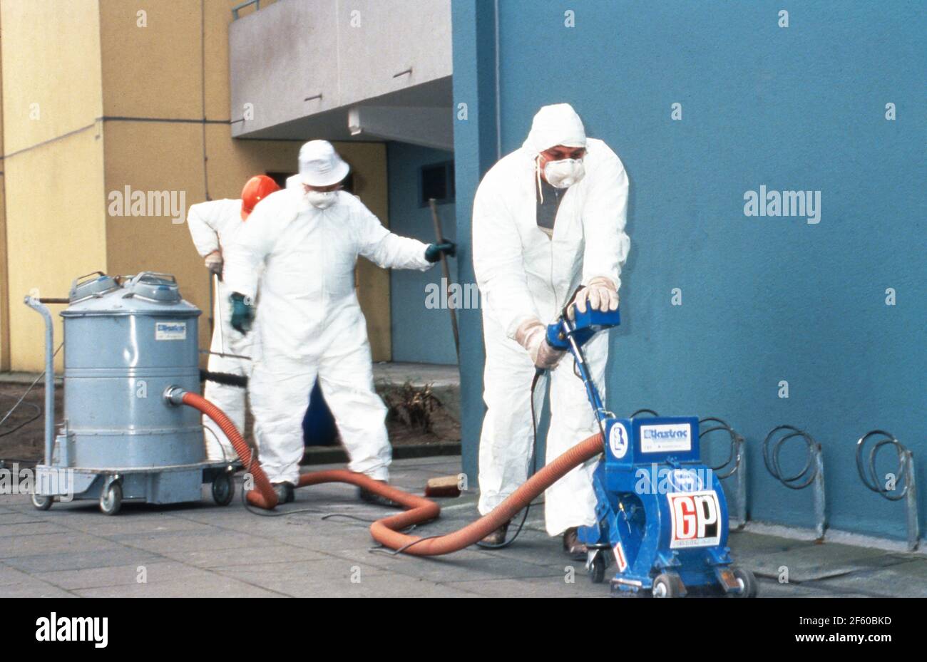 Fachleute bei der Dekontamination der Umgebung nach einem Chemieunfall beim Unternehmen Hoechst, Deutschland 1993. Stockfoto
