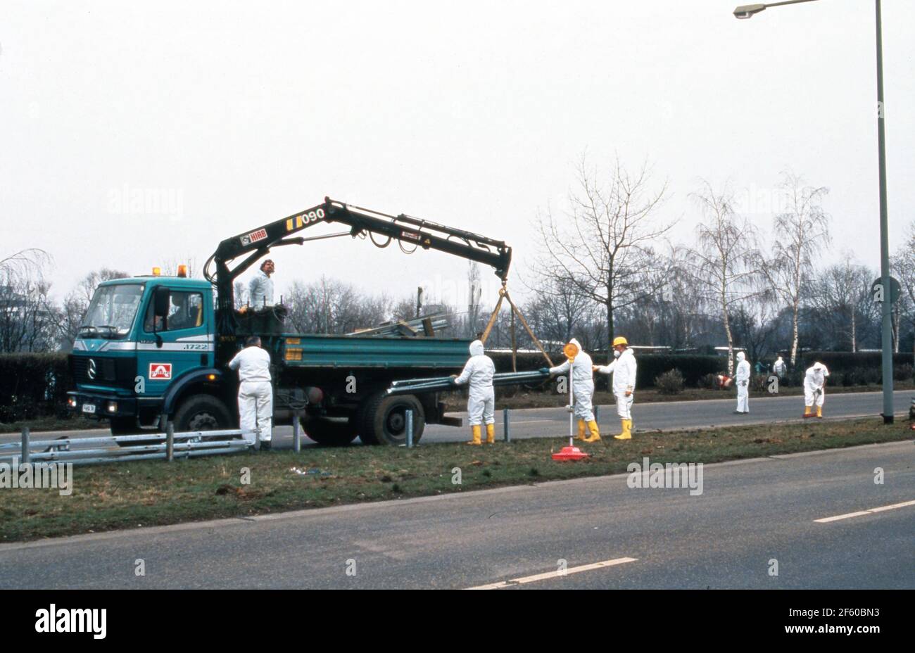 Fachleute bei der Dekontamination der Umgebung nach einem Chemieunfall beim Unternehmen Hoechst, Deutschland 1993. Stockfoto