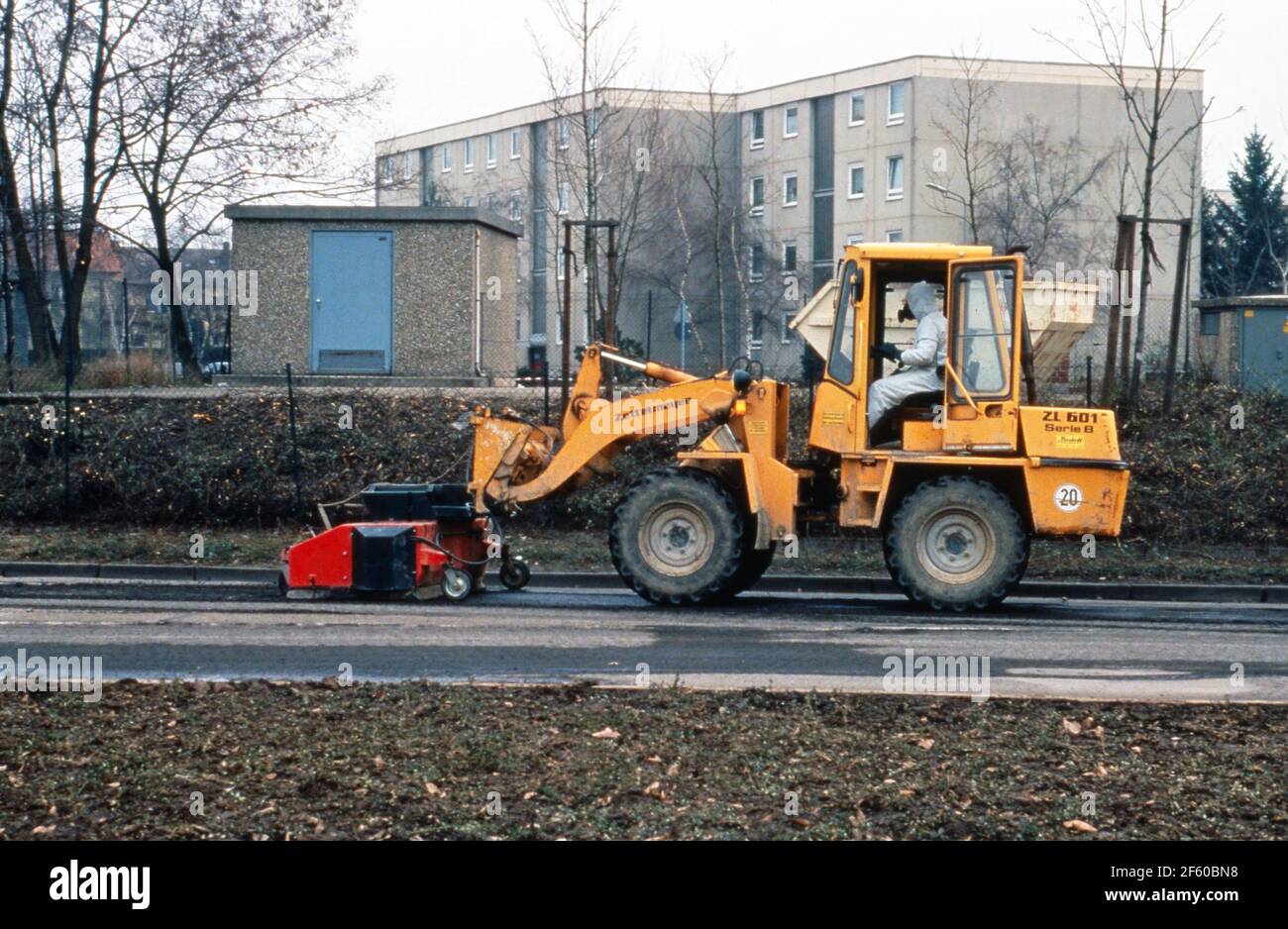 Fachmann bei der Dekontamination von Straßenbelag in der Umgebung nach einem Chemieunfall beim Unternehmen Hoechst, Deutschland 1993. Stockfoto