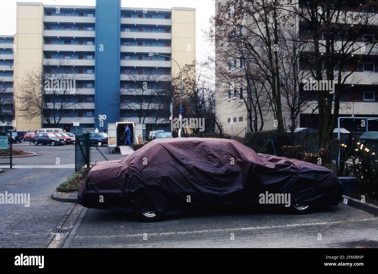 Abgedecktes Fahrzeug nach einem Chemiefall beim Unternehmen Hoechst, Deutschland 1993. Stockfoto