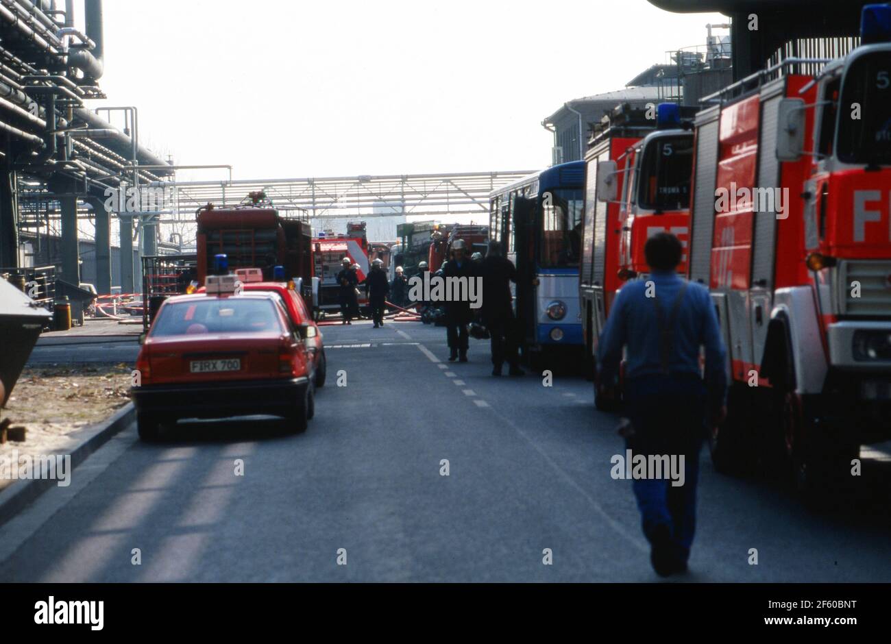 Erneuter Hilfseinsatz der Feuerwehr nach dem Chemieunfall bei Hoechst zwei Wochen zuvor, Deutschland 1993. Stockfoto
