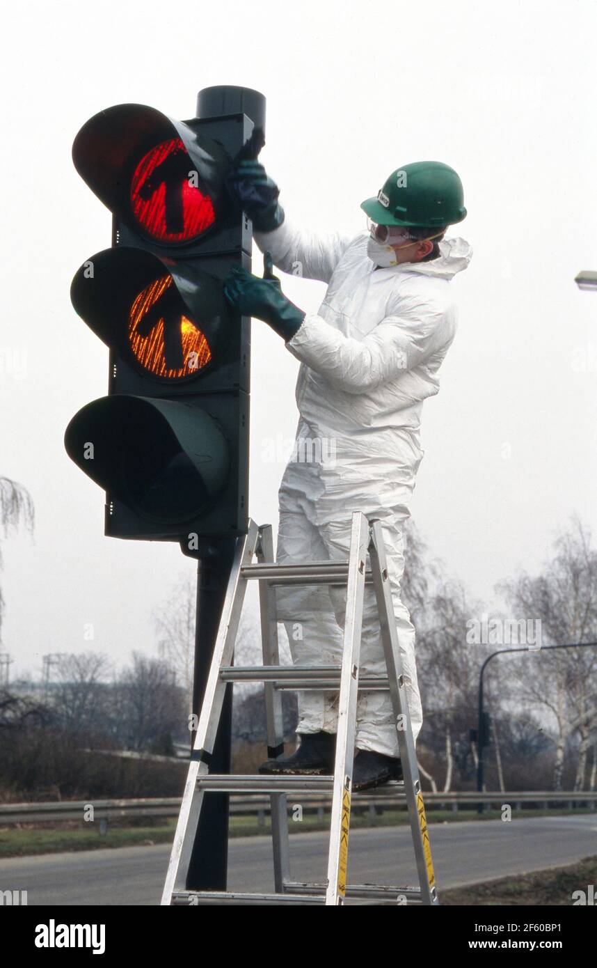 Fachmann bei der Dekontamination der Umgebung nach einem Chemieunfall beim Unternehmen Hoechst, Deutschland 1993. Stockfoto