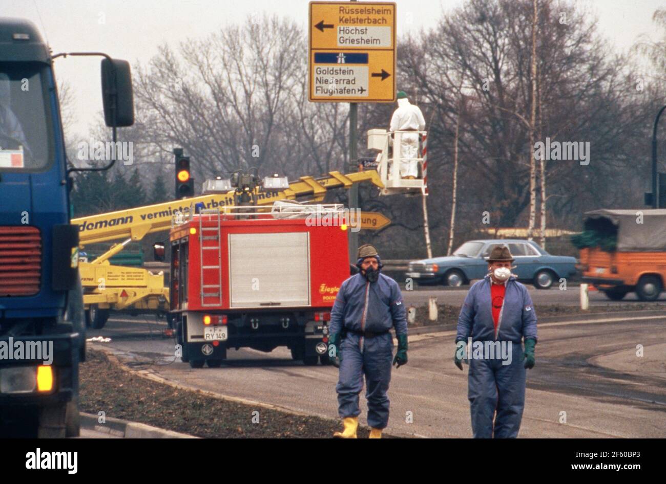 Einsatzfahrzeuge der Feuerwehr nach einem Chemieunfall beim Unternehmen Hoechst, Deutschland 1993. Stockfoto