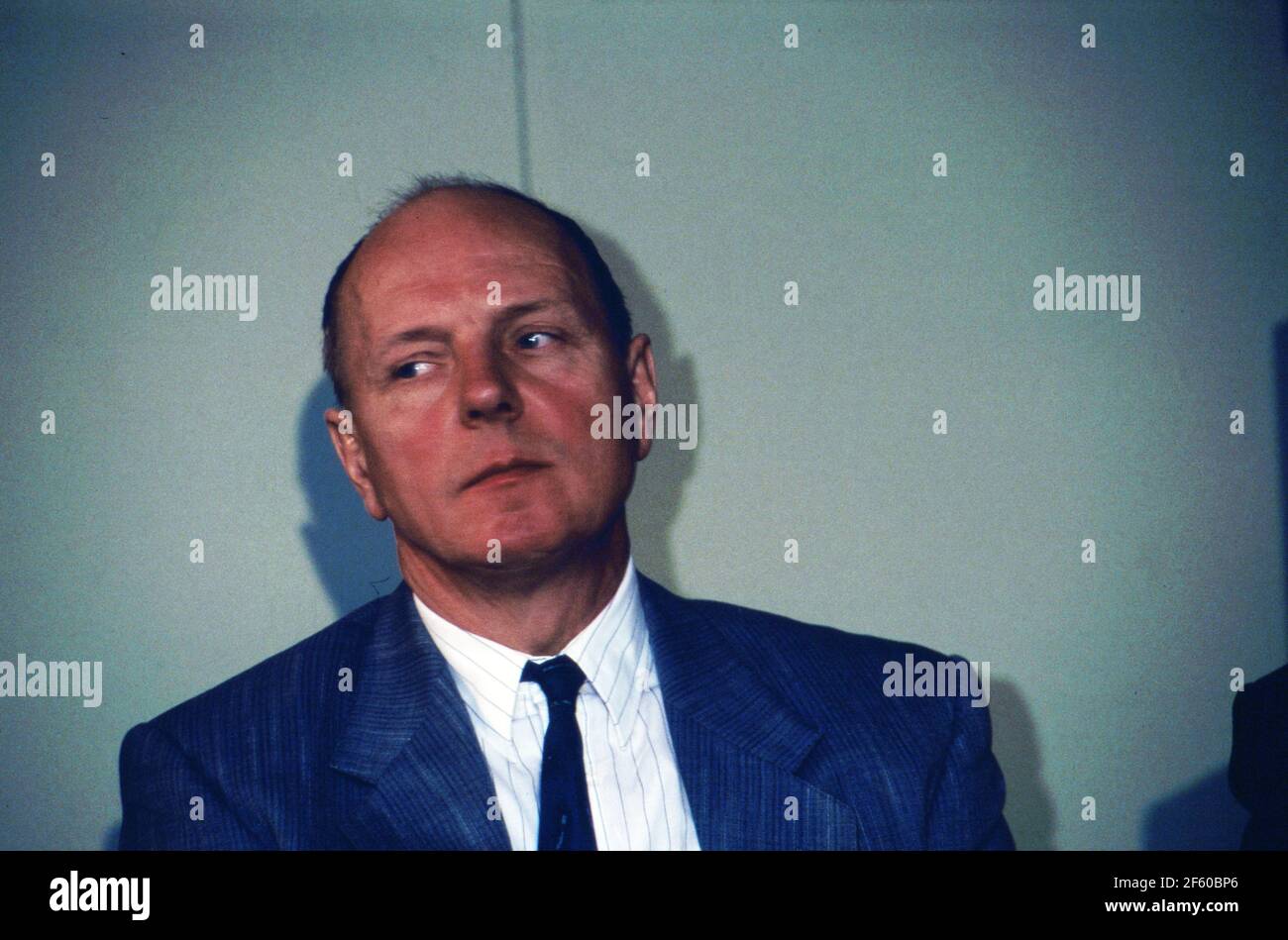 Abteilungsleiter bei einer Pressekonferenz nach dem Chemieunfall bei Hoechst zwei Wochen vor, Deutschland 1993. Stockfoto