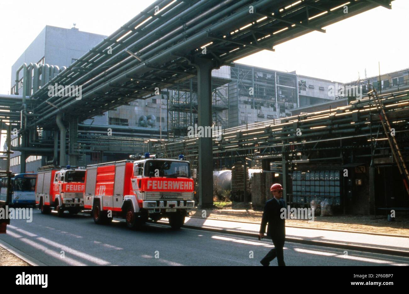 Erneuter Hilfseinsatz der Feuerwehr nach dem Chemieunfall bei Hoechst zwei Wochen zuvor, Deutschland 1993. Stockfoto