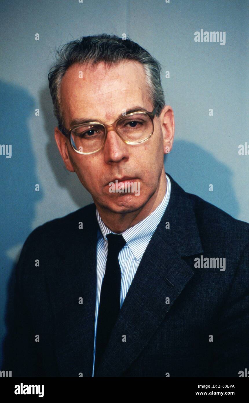 Abteilungsleiter bei einer Pressekonferenz nach dem Chemieunfall bei Hoechst zwei Wochen vor, Deutschland 1993. Stockfoto