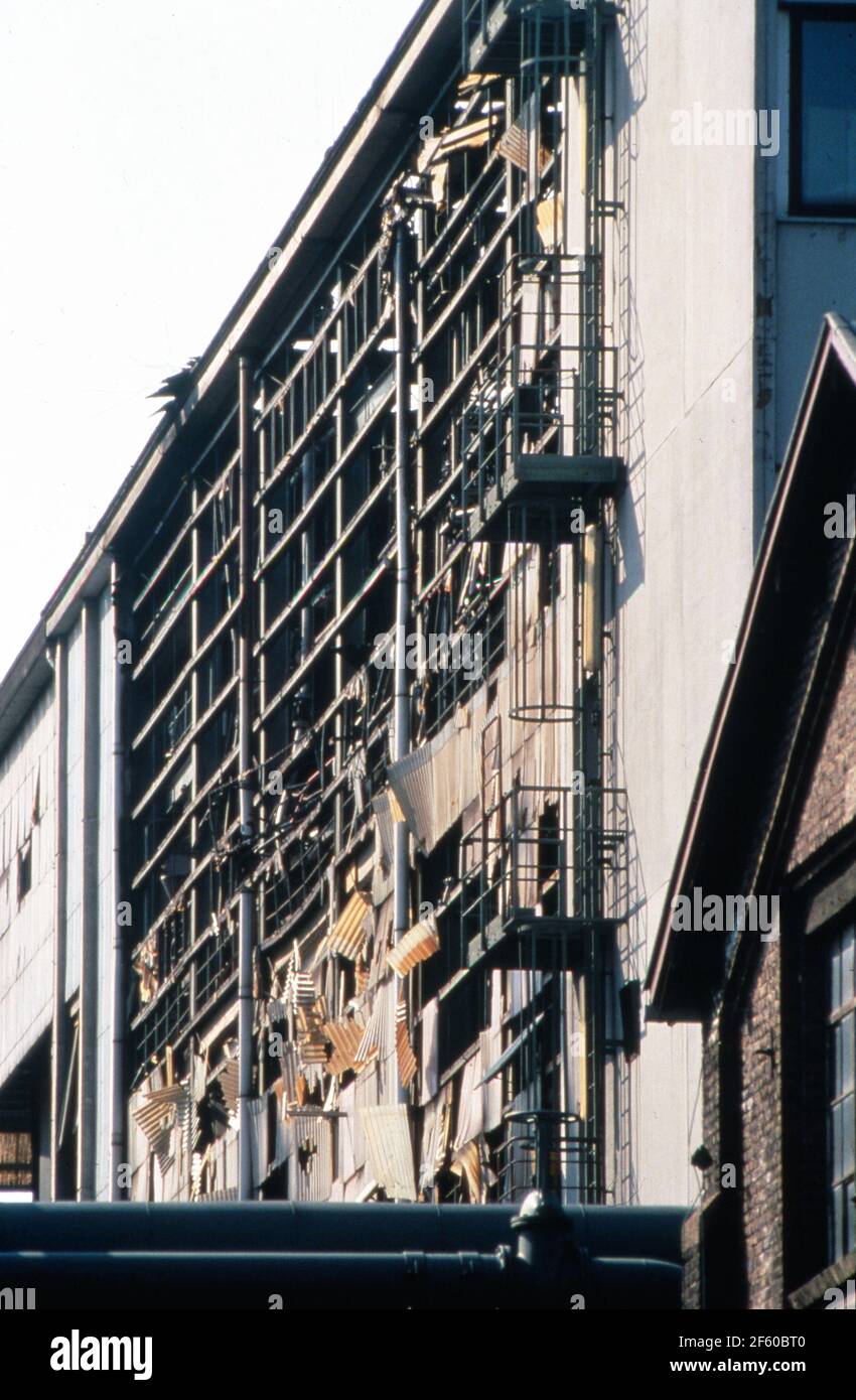 Ausgebrannter Gebäudeteil nach dem Chemieunfall bei Hoechst zwei Wochen zuvor, Deutschland 1993. Stockfoto