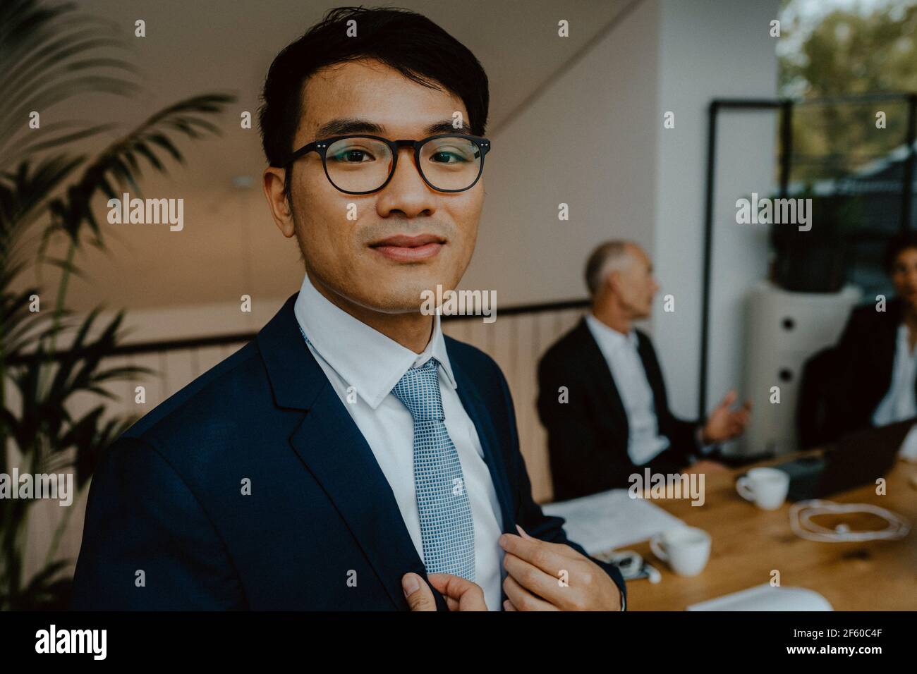 Porträt eines männlichen Unternehmers im Vorstandszimmer im Büro Stockfoto