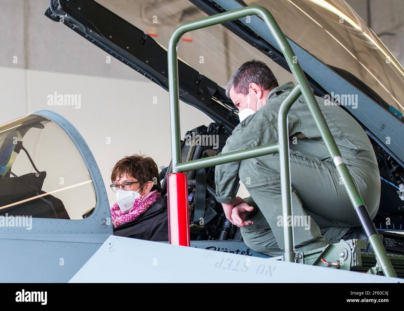 Rostock Laage, Deutschland. März 2021, 29th. Annegret Kramp-Karrenbauer (CDU, l), Bundesverteidigungsministerin, sitzt in einem Eurofighter-Kampfflugzeug bei einem Besuch im Tactical Air Wing 73 'Steinhoff'. Während des Besuchs erfuhr der Minister unter anderem über die Ausbildung von Eurofighter-Piloten und die Einsatzfähigkeit der Kampfflugzeuge. Quelle: Daniel Bockwoldt/dpa/Alamy Live News Stockfoto