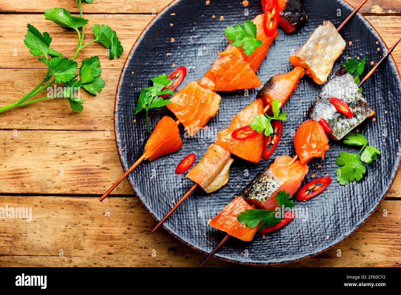 Stücke von getrocknetem gesalzenem Lachs auf Spieße.salziger roter fish.Organic Fisch Stockfoto