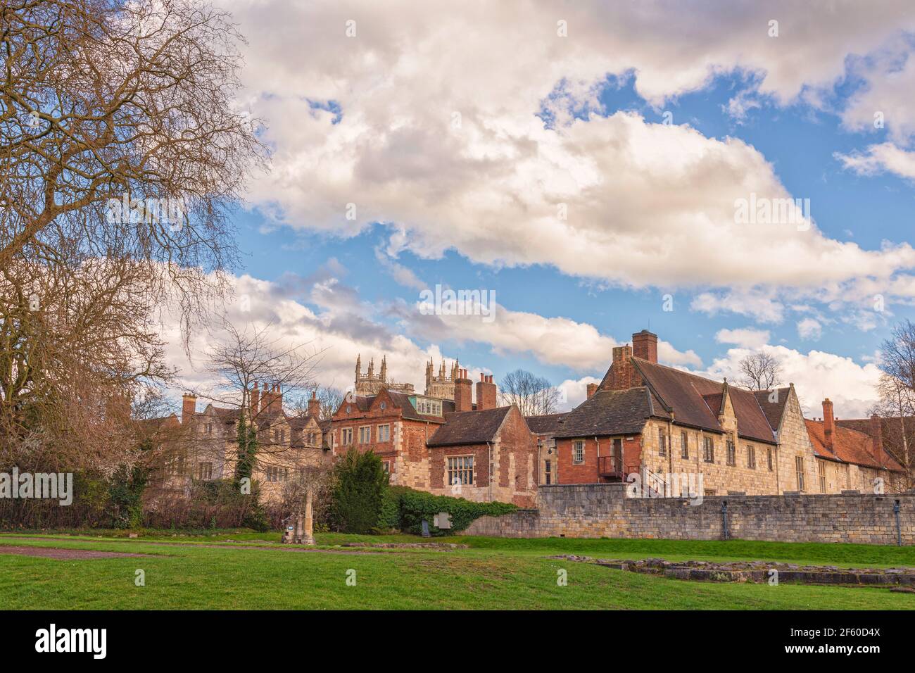 Alte Gebäude der Stadt York unter einem Himmel mit schweren Wolken. Im Hintergrund sind die Türme des York Minster zu sehen. Stockfoto