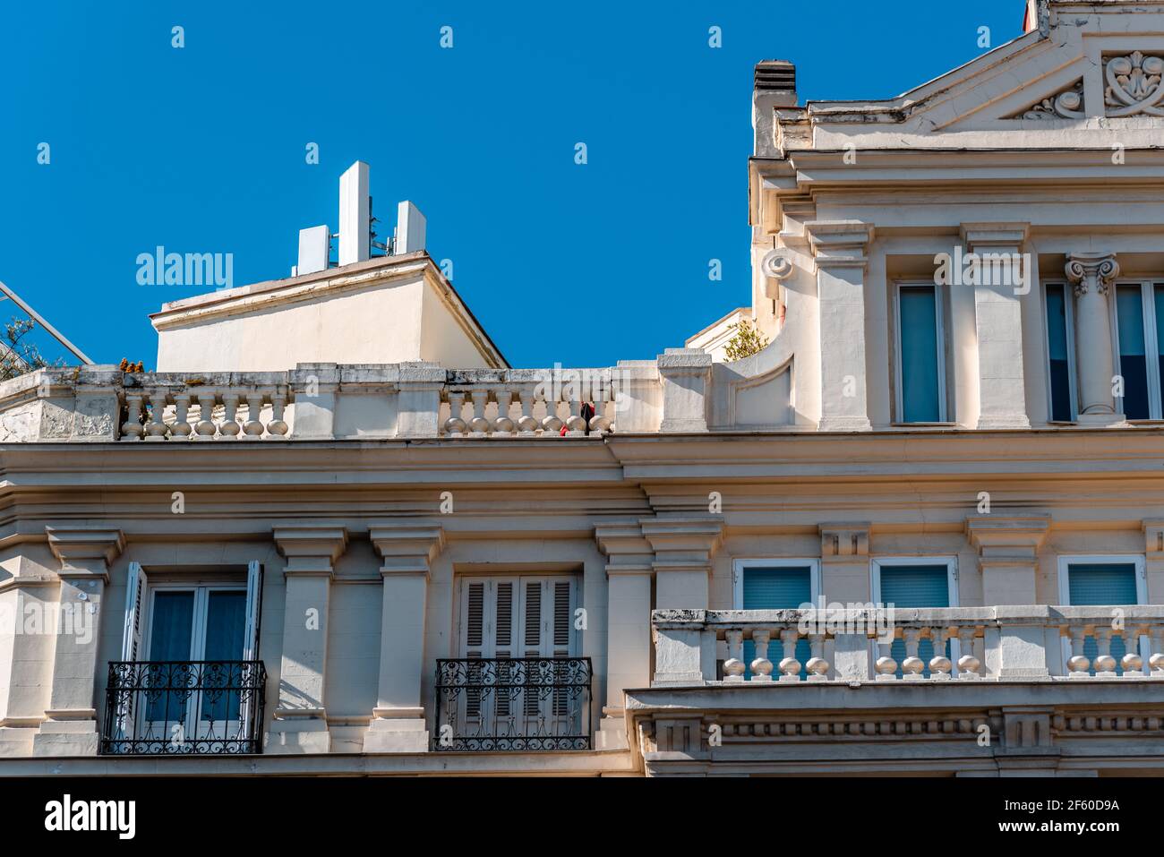 Alte Luxus-Wohngebäude mit Balkonen im historischen Zentrum von Madrid. Konzept Mietordnung und Immobilien Stockfoto