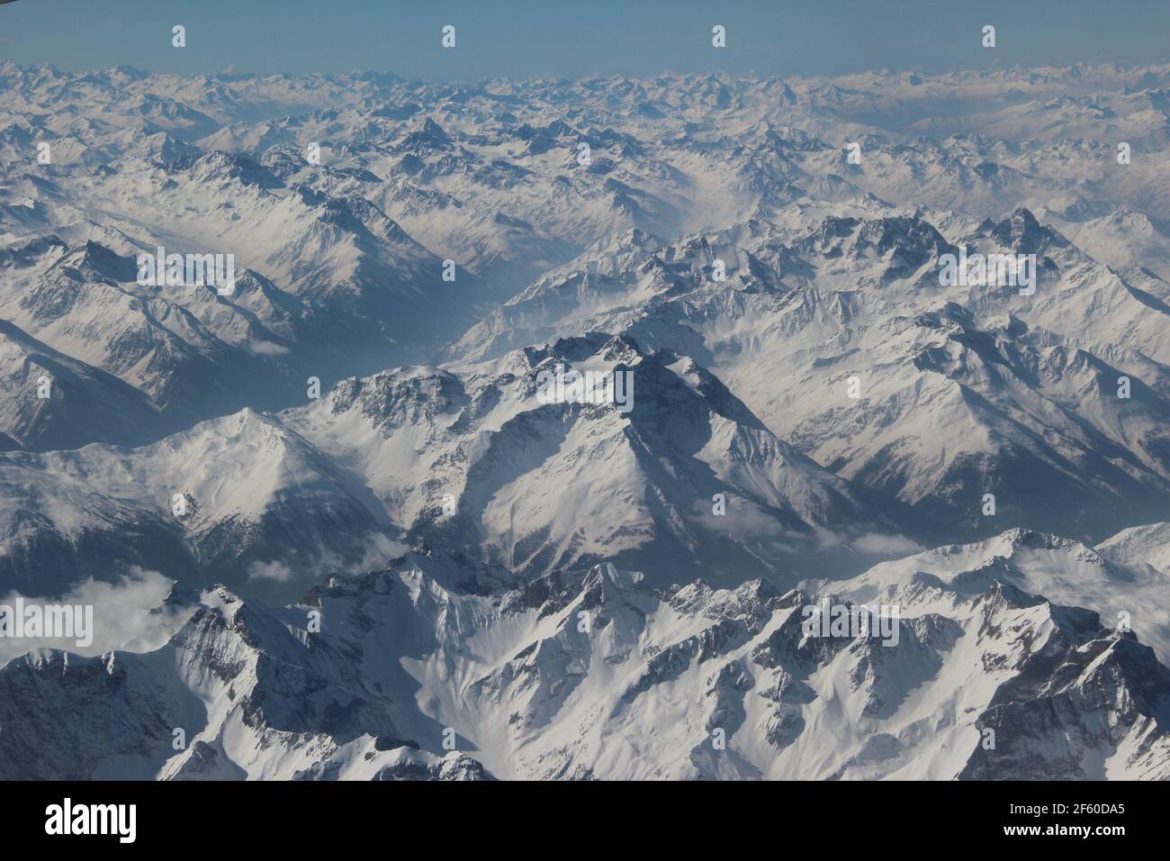 Luftaufnahme der verschneiten Alpen in Österreich Stockfoto