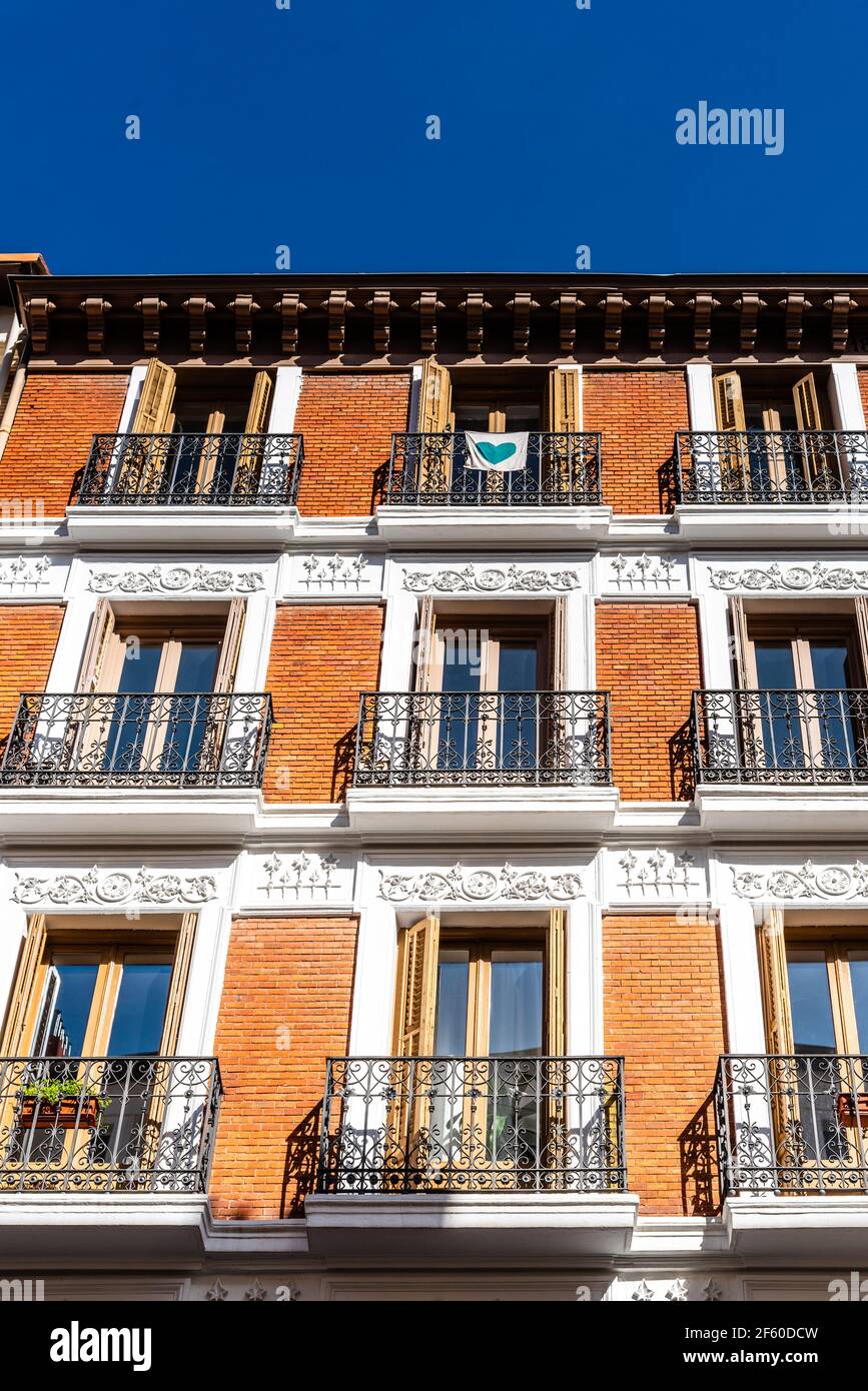 Alte Luxus-Wohngebäude mit Balkonen im historischen Zentrum von Madrid. Konzept Mietregelung Stockfoto