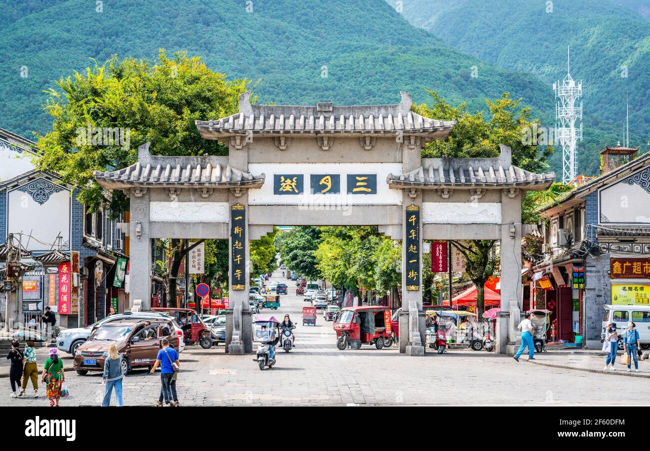 Dali China , 5. Oktober 2020 : Straßenansicht von Dali mit Torbogen Menschen, die zum Cangshan Berg im Hintergrund in Dali Yunnan China führen Stockfoto