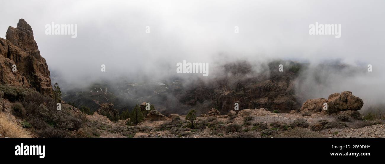 Bergblick vom 'Pico de las Nieves', bei Tejeda, umgeben von Wolken auf der Insel Gran Canaria. Der höchste Gipfel der Insel. Natur Co Stockfoto