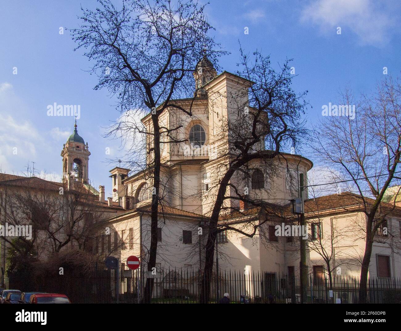 kirche San Bernardino alle Ossa von der Verziere Straße in der Innenstadt von Mailand gesehen.Lombardei, Italien. Stockfoto
