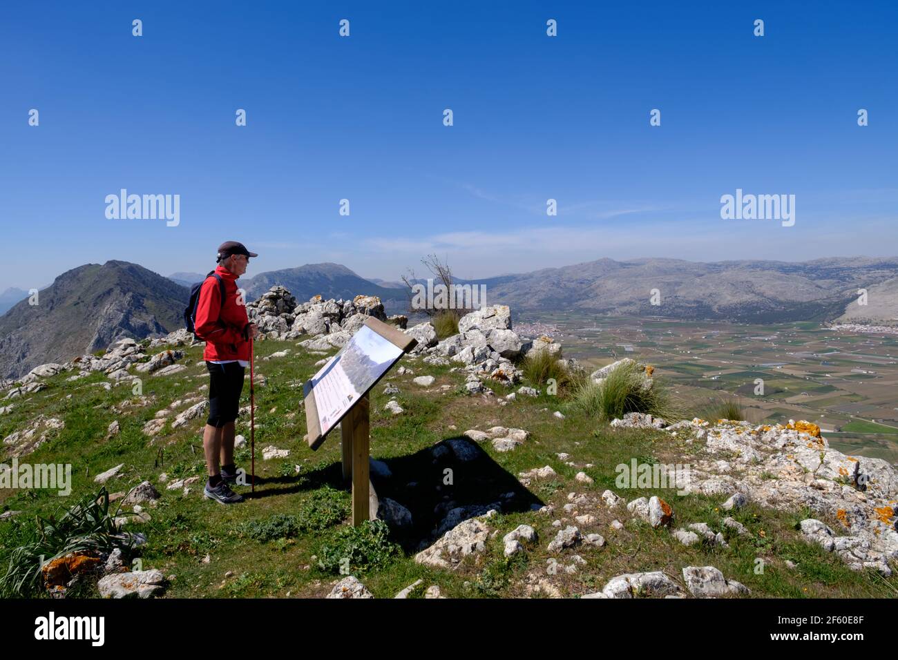 Blick von der Spitze von Corona. Wandern La Cuna Trail und Tajo de la U, Zafarraya Pass, Andalucía, Spanien, Europa Stockfoto
