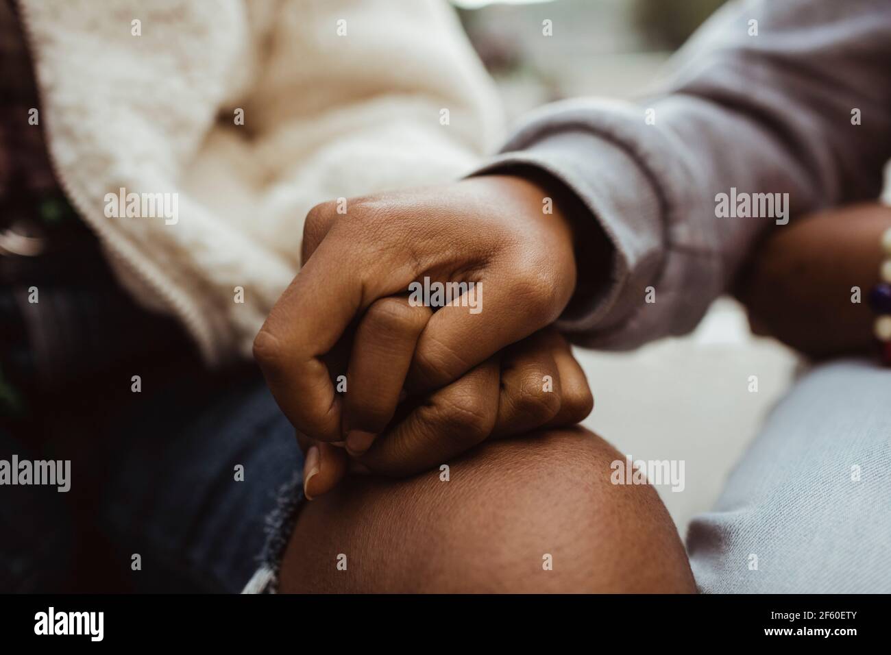 Beschnittenes Bild von Freundinnen, die ihre Hände im Freien halten Stockfoto