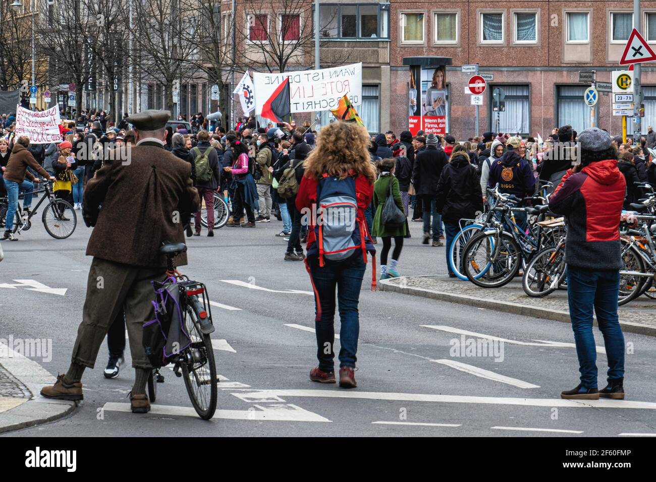 Berlin, 28th. März 2021. Menschen versammeln sich in der Nähe des Rosa-Luxemburg-Platzes in Mitte-Berlin, um gegen die Einschränkungen von Corona zu protestieren und Regeln zu sperren Stockfoto