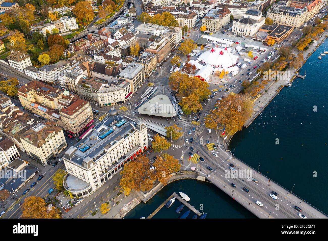 Luftaufnahme der Zürcher Quay-Brücke, wo die Limmat auf den Zürichsee trifft, und dem Bellevue-Platz, einem gehobenen Stadtteil der größten Stadt SWI Stockfoto