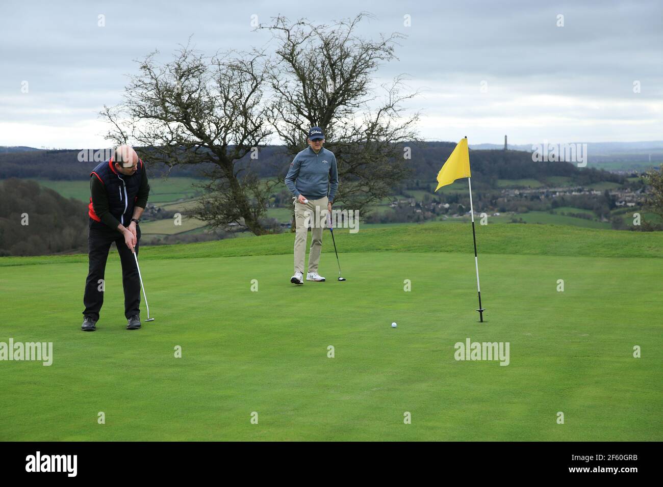 Dursley, Großbritannien. März 2021, 29th. Golfer genießen die Chance, eine Runde wieder auf ihrem Lieblings-Golfplatz spielen, wie Covid -19 Regeln ändern diese Woche ermöglicht Outdoor-Sportanlagen wieder zu öffnen. Gloucestershire. Kredit: Gary Learmonth/Alamy Live Nachrichten Stockfoto