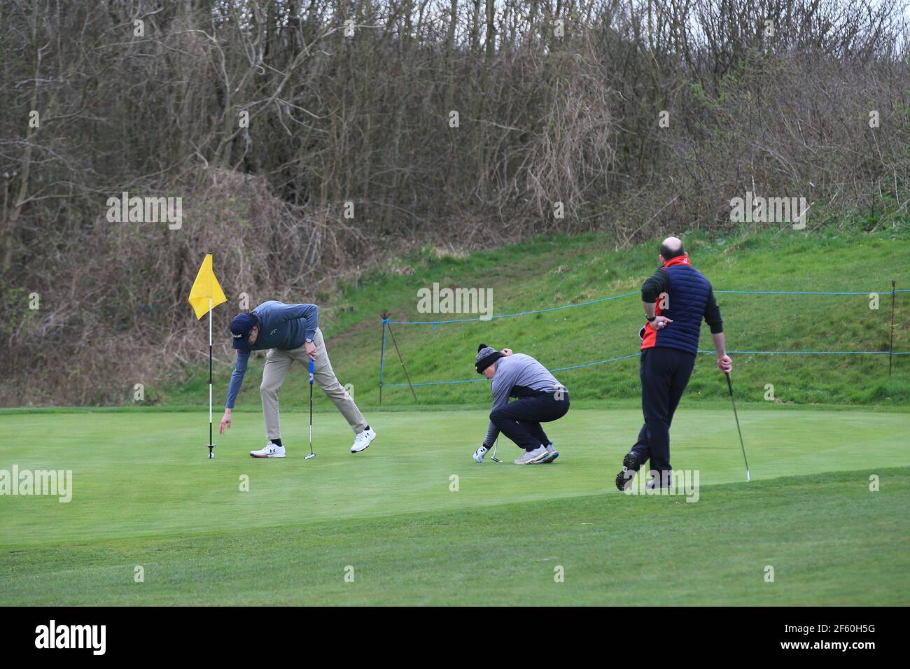 Dursley, Großbritannien. März 2021, 29th. Golfer genießen die Chance, eine Runde wieder auf ihrem Lieblings-Golfplatz spielen, wie Covid -19 Regeln ändern diese Woche ermöglicht Outdoor-Sportanlagen wieder zu öffnen. Gloucestershire. Kredit: Gary Learmonth/Alamy Live Nachrichten Stockfoto